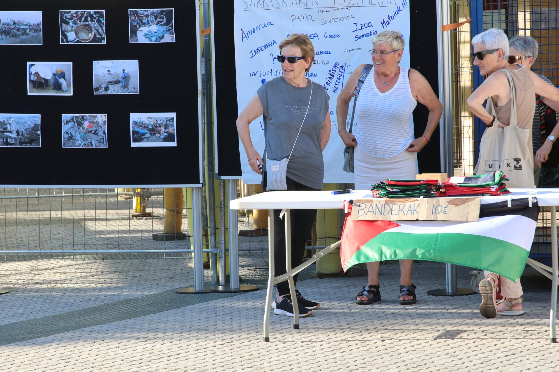 Palestinako banderak zintzilikatzeko dei egin dute