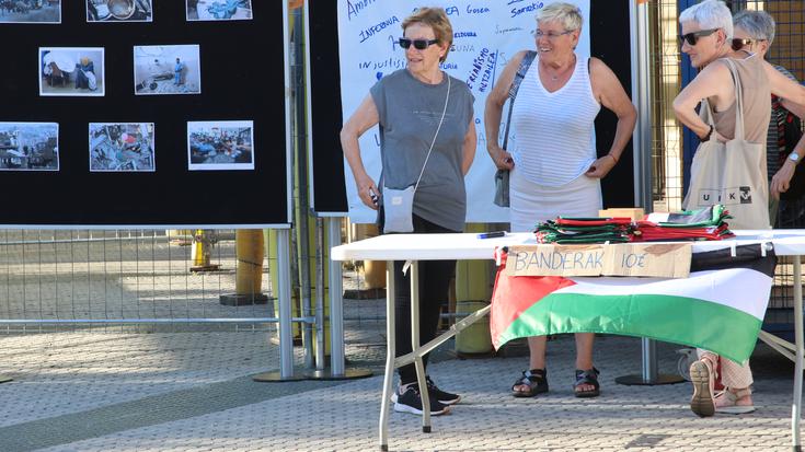 Palestinako banderak zintzilikatzeko dei egin dute