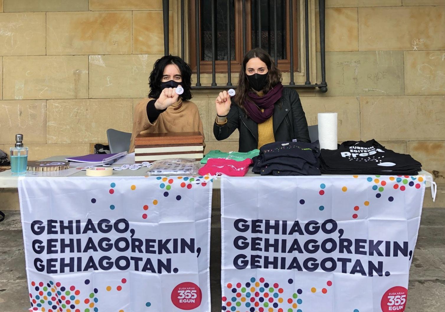 Jaso daitezke 'ahobizi' eta 'belarriprest' txapak
