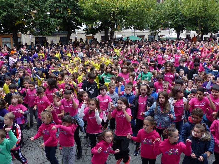 Debagoienako Eskola Publikoaren jaira bertaratzeko autobus zerbitzu berezia jarriko dute