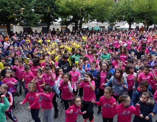 Debagoienako Eskola Publikoaren jaira bertaratzeko autobus zerbitzu berezia jarriko dute