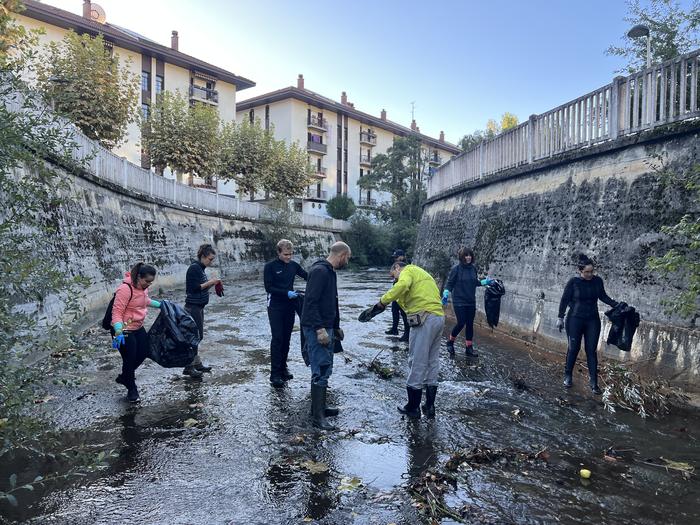 Kasu batzuetan moldaketekin, baina aurrera egingo du erreka garbiketak, Oñatin izan ezik