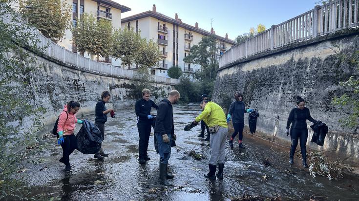 Kasu batzuetan moldaketekin, baina aurrera egingo du erreka garbiketak, Oñatin izan ezik