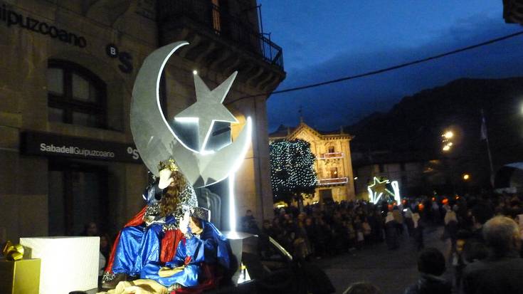 Lau karroza aterako dira arratsaldeko desfilean Oñatin