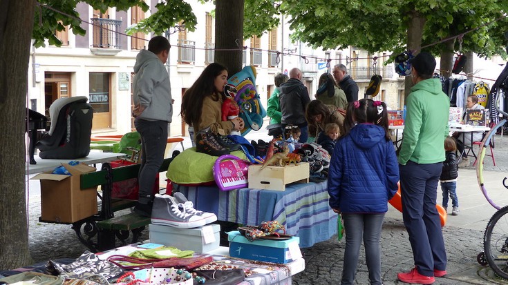 Bigarren eskuko azoka egin dute Eskoriatzan