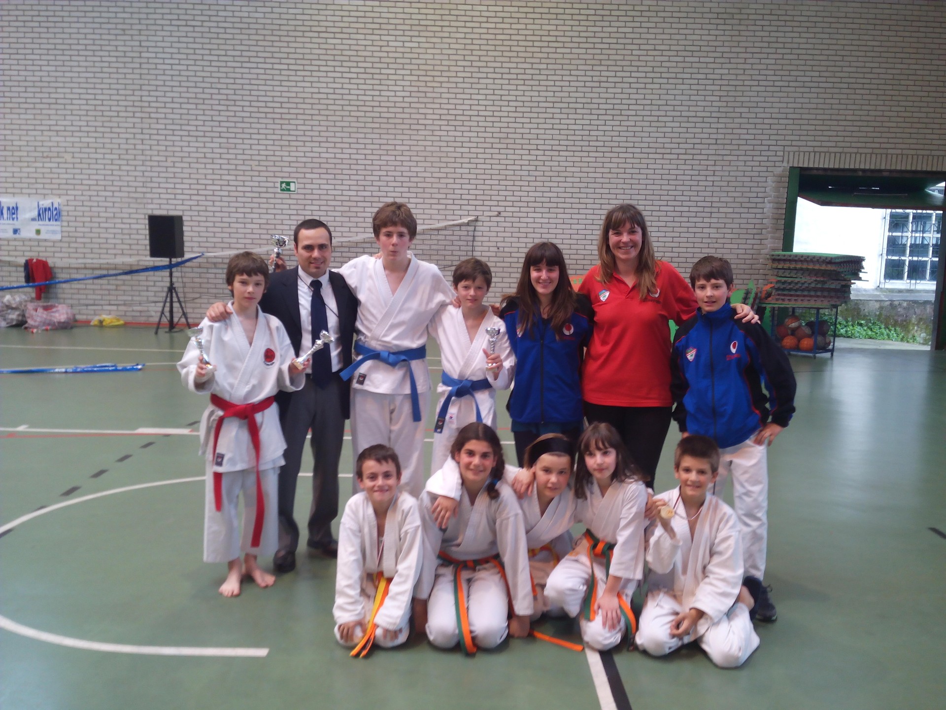 Lau domina karate Aloña Mendi
                   