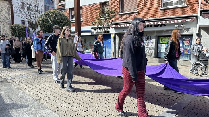 Morez bete ditu Bergarako kaleak Emakumeen Nazioarteko Egunaren manifestazioak