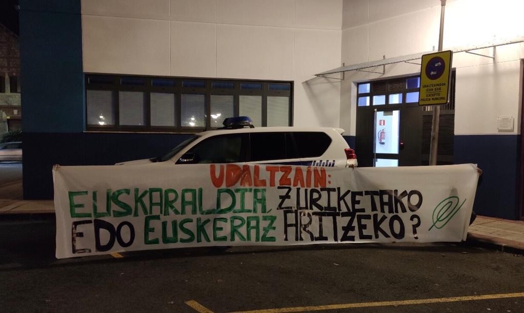 Udaltzainei hizkuntza ohiturak aldatzea eskatu die Euskal Herrian Euskaraz taldeak