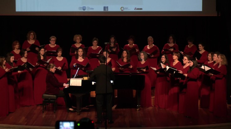 Andereñoak izan ditu gogoan Hots Abesbatzak