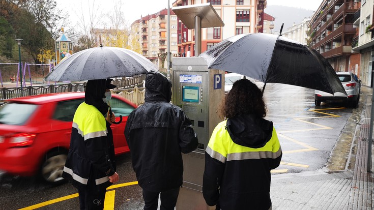 Informazioa eta laguntza ematen ari dira egunotan TAOko langileak