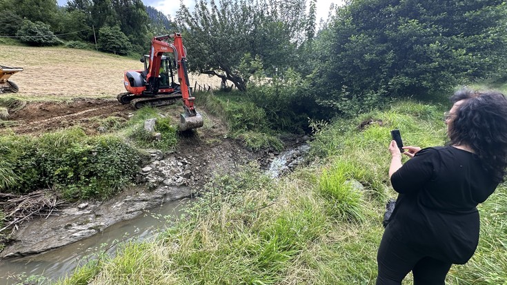 "Tristura handia" Angiozarren, errekako presak suntsitzen ari direlako