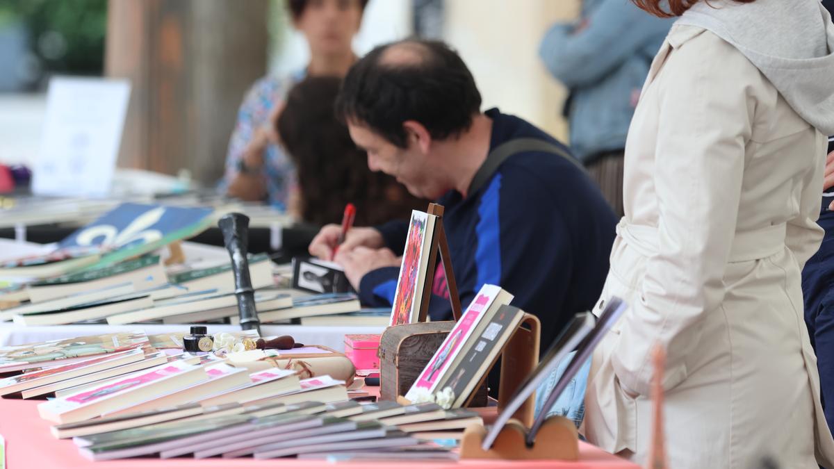 Debagoieneko Idazleen Elkartearen azoka zapatuan Arrasaten