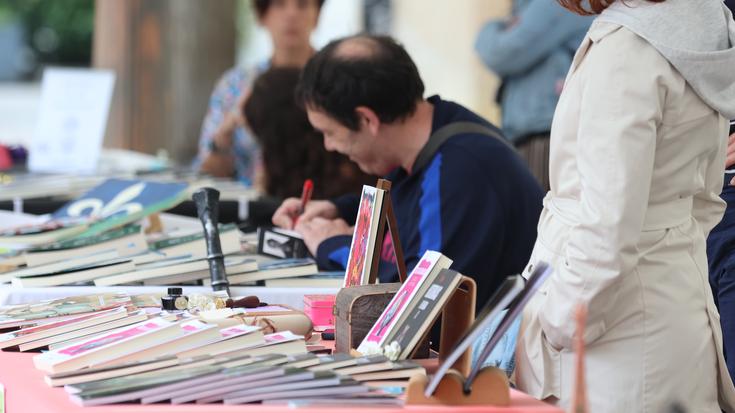 Debagoieneko Idazleen Elkartearen azoka zapatuan Arrasaten