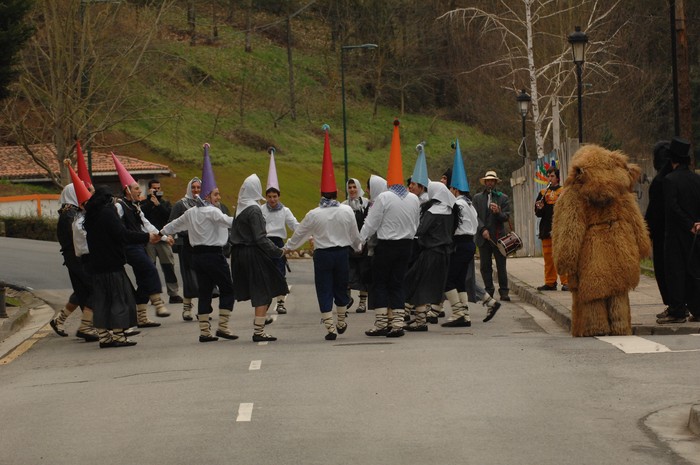 Aratusteetan dantza egiteko gonbidapena egin die herritarrei Oinarinek