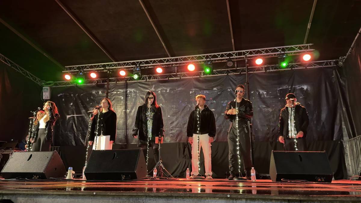 Gospel doinuz jantzi da Herriko Plaza iluntzean