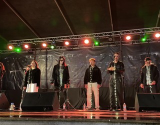 Gospel doinuz jantzi da Herriko Plaza iluntzean