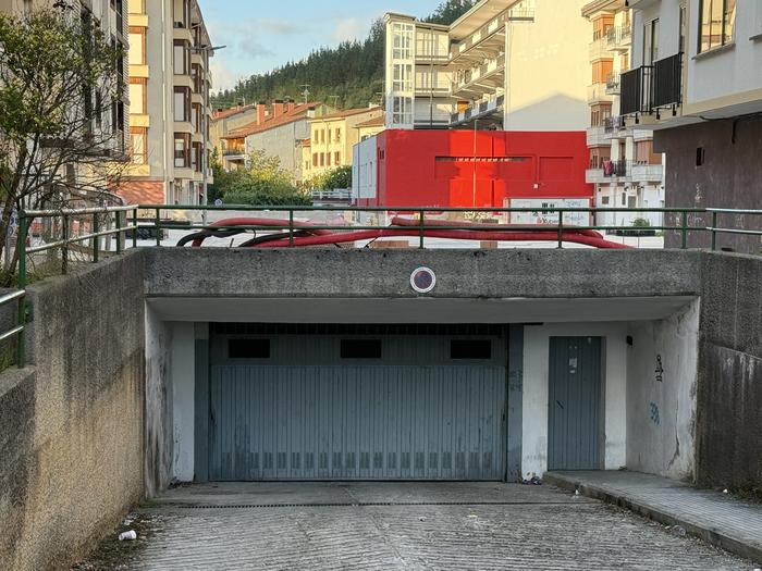 Lapurrak sartu dira Andramariko garajeetan