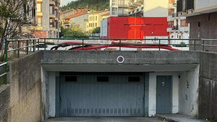 Lapurrak sartu dira Andramariko garajeetan