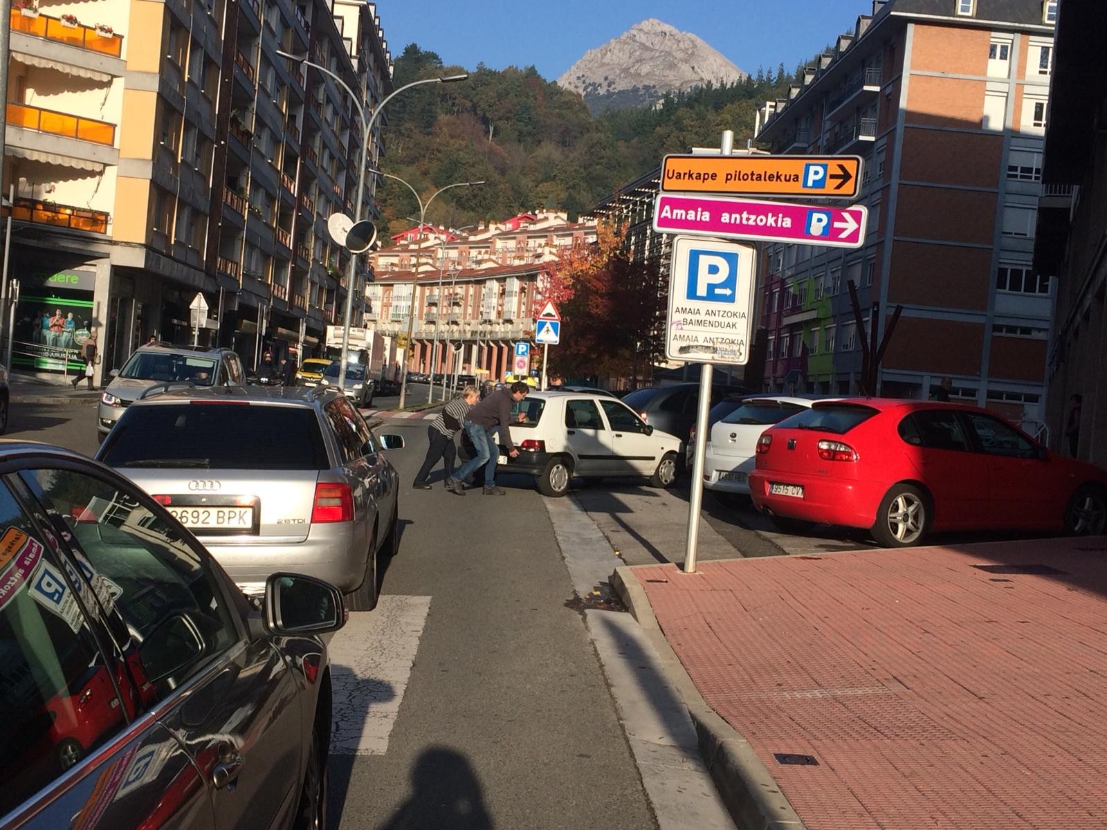 Esku-freno gabeko auto batek auto-ilarak sortu ditu