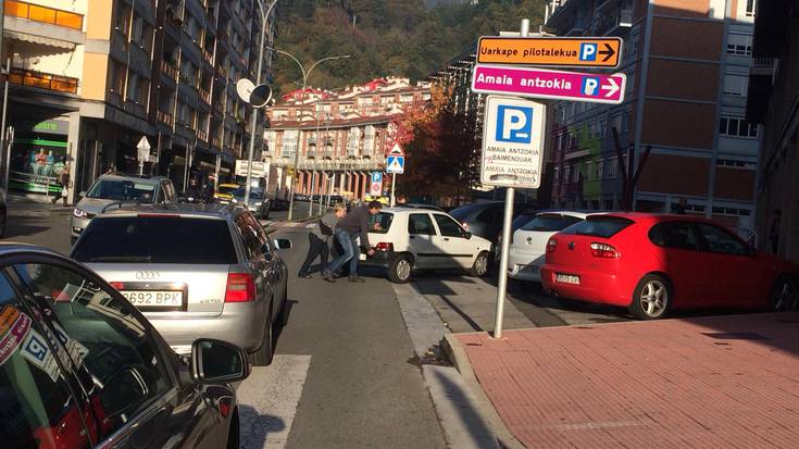 Esku-freno gabeko auto batek auto-ilarak sortu ditu