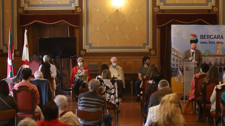 Lorenzo Askasibar eskultorea omendu dute, Beart egunean