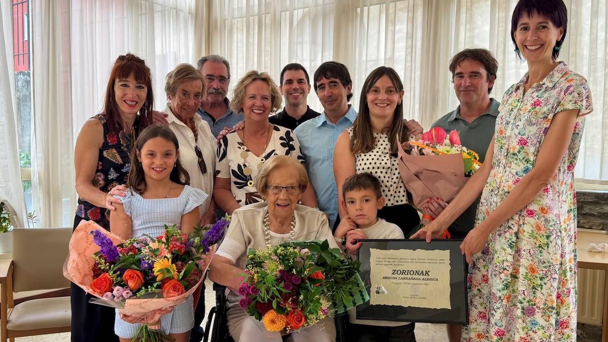 Abdona Larrañaga Albisuak 100 urte bete ditu