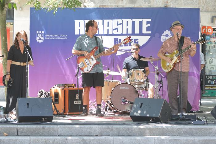 Jon Apraiz: "Jendea oso pozik dago blues jaialdiarekin; gainera, gazteak ikusten dira kontzertuetan"