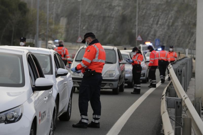 Bi lagun joan ahal izango dira auto berean