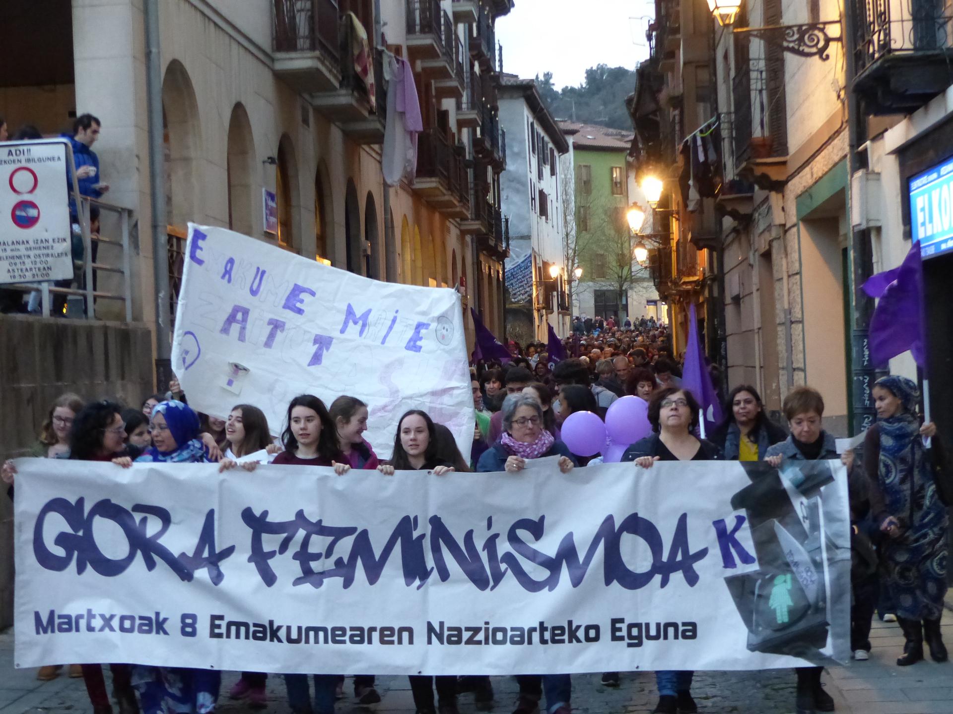 Emakumeen eskubideak aldarrikatzeko manifestazio jendetsua Arrasaten