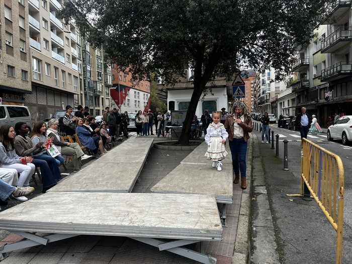 Baserritar jantzien desfilea egin du Loralde elkarteak