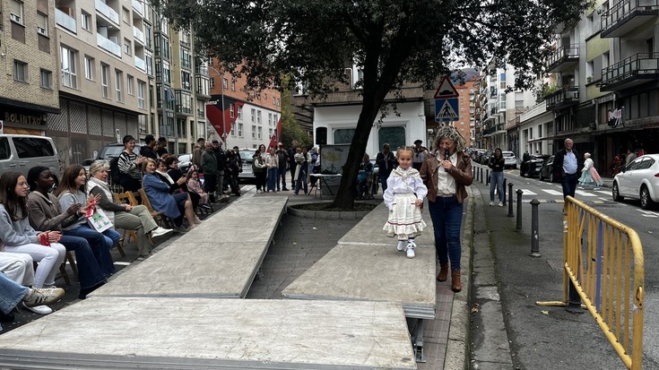 Baserritar jantzien desfilea egin du Loralde elkarteak