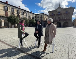 Lourdes Idoiagarekin eta Jaione Isazelaiarekin, alkate izan zireneko kudeaketaz