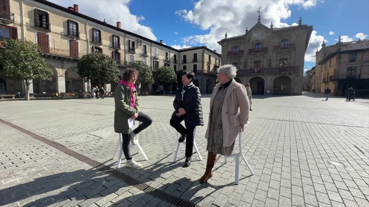 Lourdes Idoiagarekin eta Jaione Isazelaiarekin, alkate izan zireneko kudeaketaz