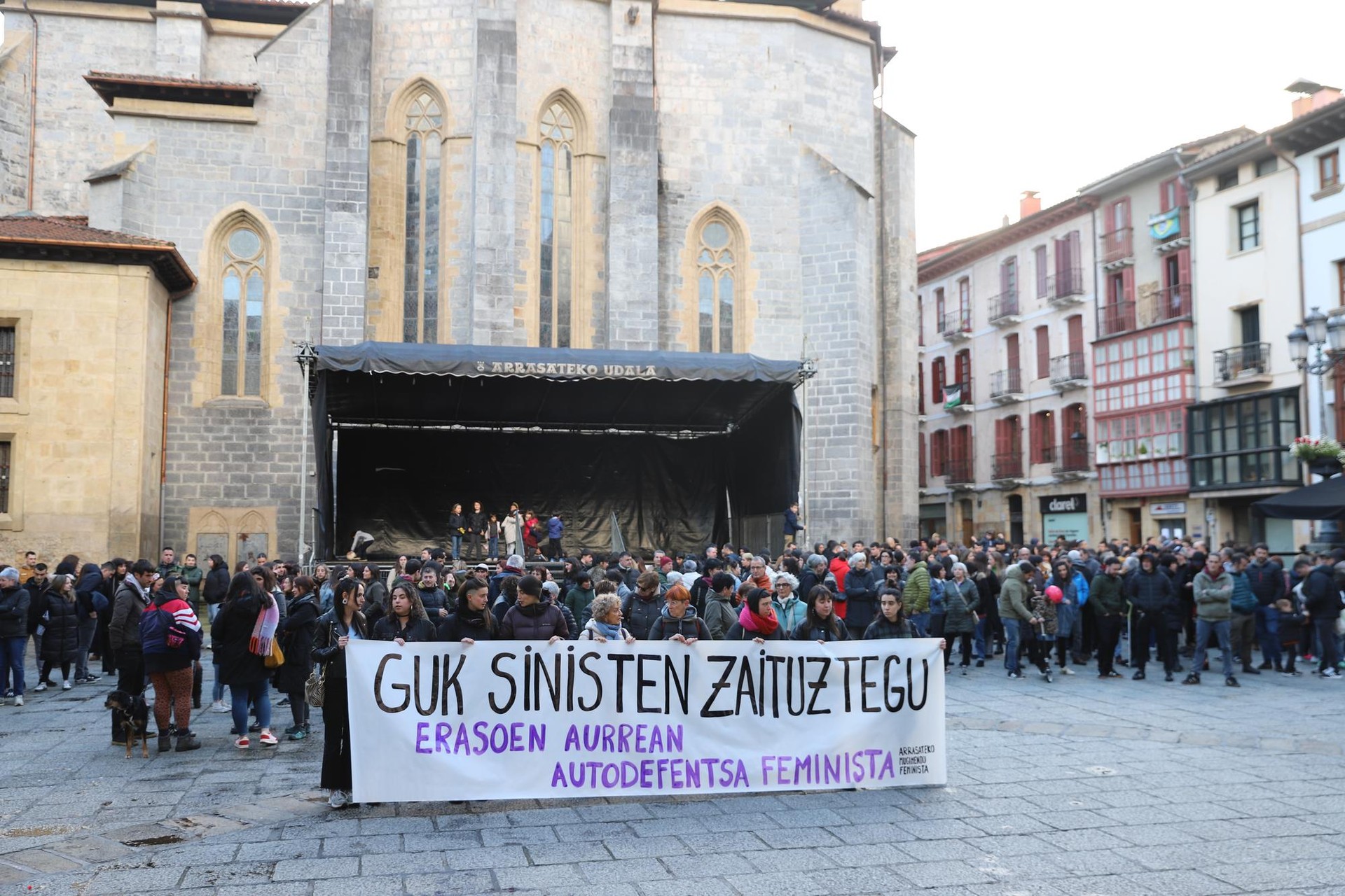 Elkarretaratzea egin dute "Arrasateko bi musika taldetako kide baten eraso eta jarrera matxistak" salatzeko