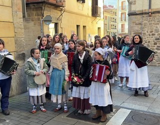 Santa Agedari abestu eta lurra esnatu dute gaztetxoek goizean