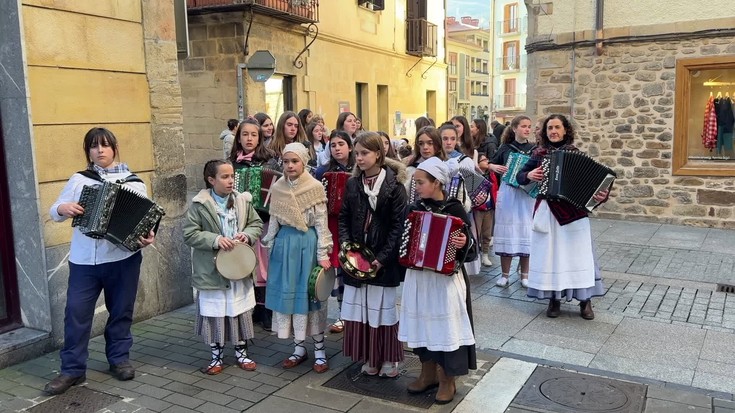 Santa Agedari abestu eta lurra esnatu dute gaztetxoek goizean