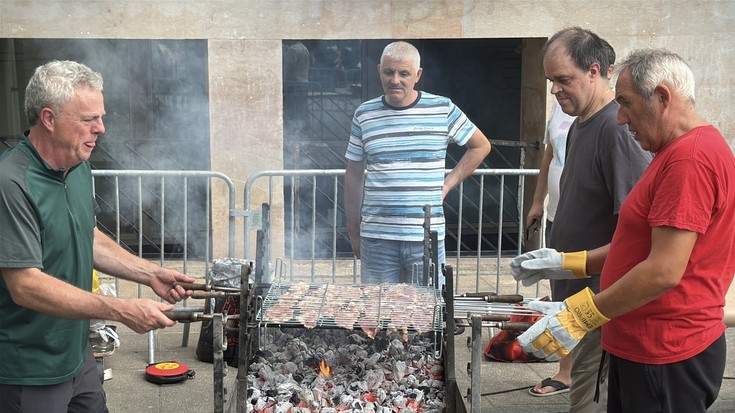 Oporren osteko ongietorria egin die Axtrokik herritarrei