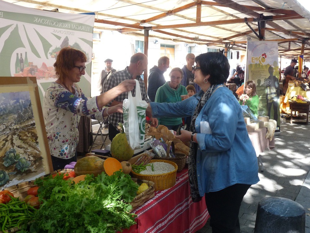 Aretxabaletako Nekazaritza eta Artisautzaren Azoka Ekologikoa bertako produktuz josita izango da