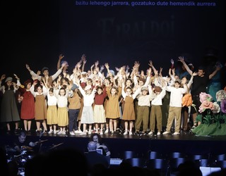 'Erraldoi berekoia' antzezlan musikatuak txalo zaparradak jaso ditu