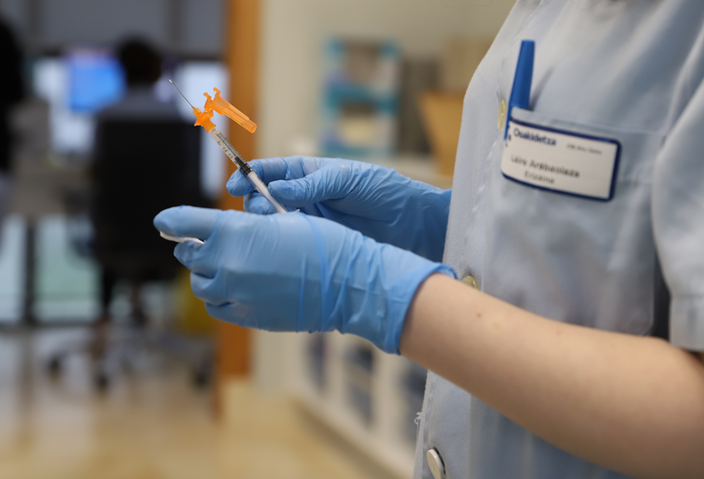 AstraZeneca eta Pfizer uztartu daitezkeela ondorioztatu du 'CombivacS' ikerketak