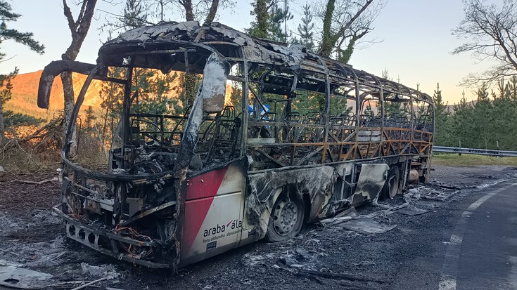 Aramaioko lineako autobusak su hartu zuen bart, Kruzetan