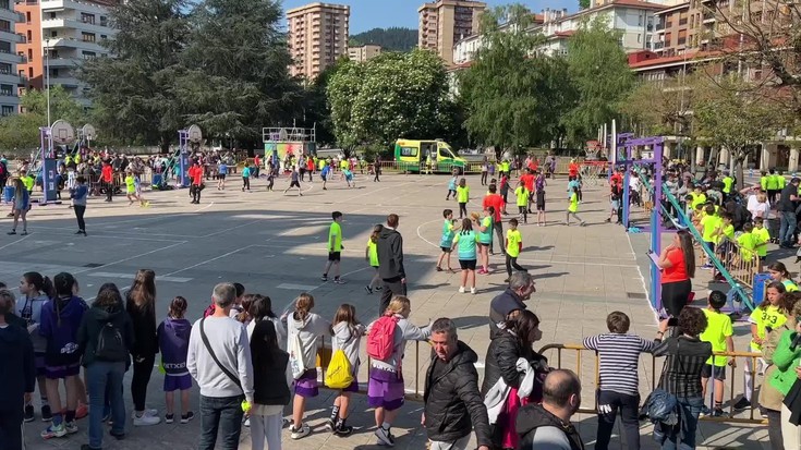 Bi urteko etenaren ostean, hiruko saskibaloia, kalera