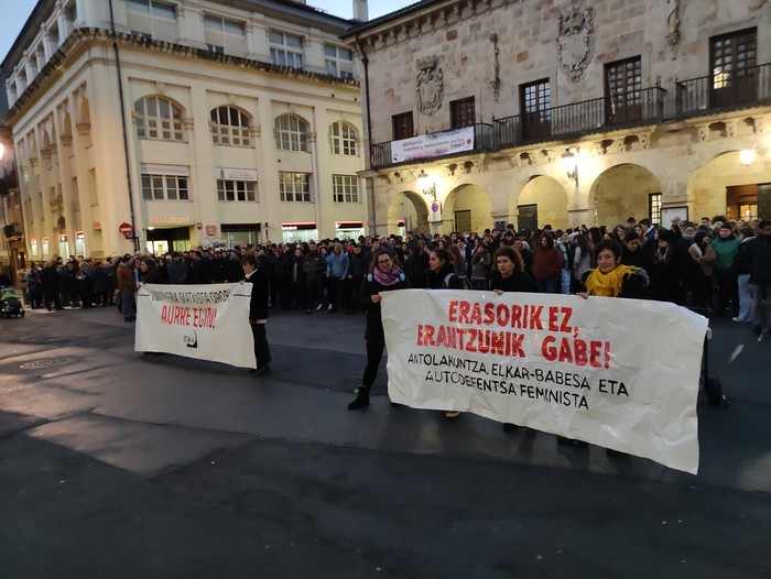 Bergaran izandako erasoa salatzeko jendetza batu da San Martin plazan