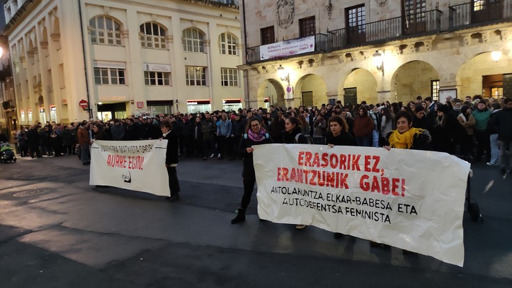 Bergaran izandako erasoa salatzeko jendetza batu da San Martin plazan