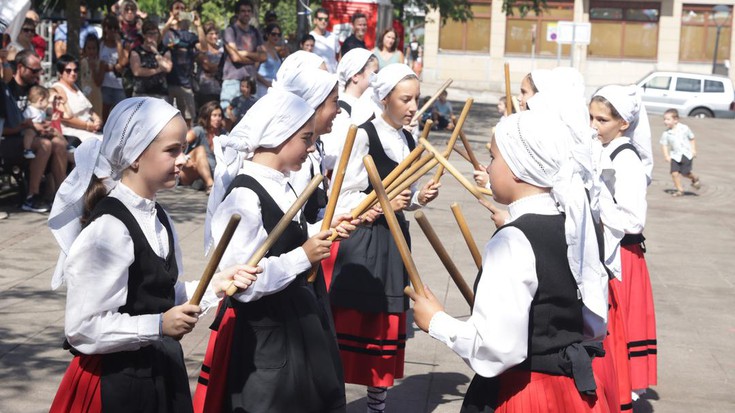 Oñatzeko dantzari gazteak, Bidebarrietako jaietako protagonista