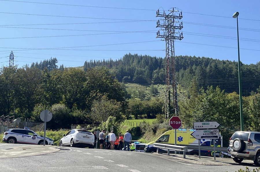 Auto baten eta txirrindulari baten arteko istripua izan da Elgetan