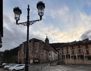 Argi beroko farol bat jarri berri dute San Miguel plazan