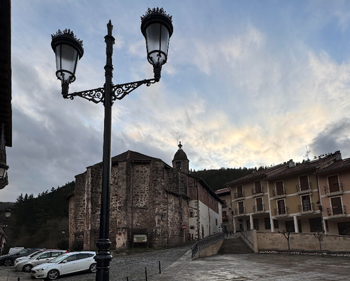 Argi beroko farol bat jarri berri dute San Miguel plazan