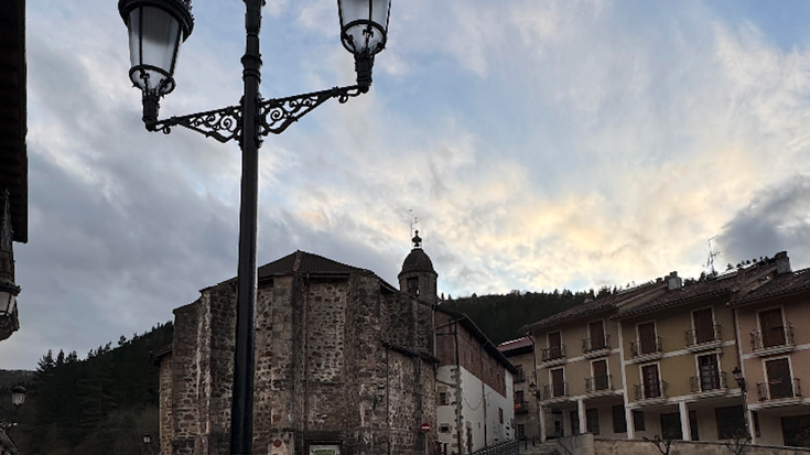 Argi beroko farol bat jarri berri dute San Miguel plazan