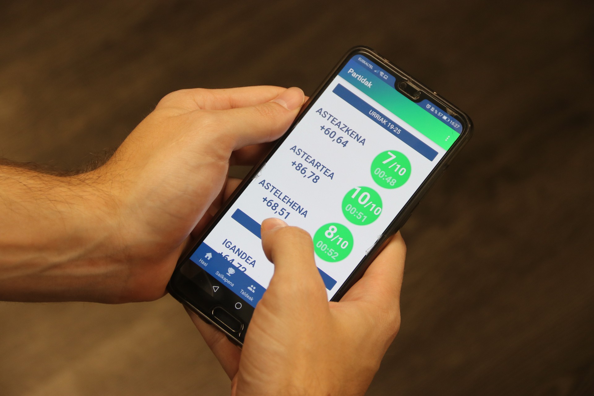 Euskaratutako telefonoak bikoiztu egin dira astebetean 'Egunean Behin'-eko jokalarien artean